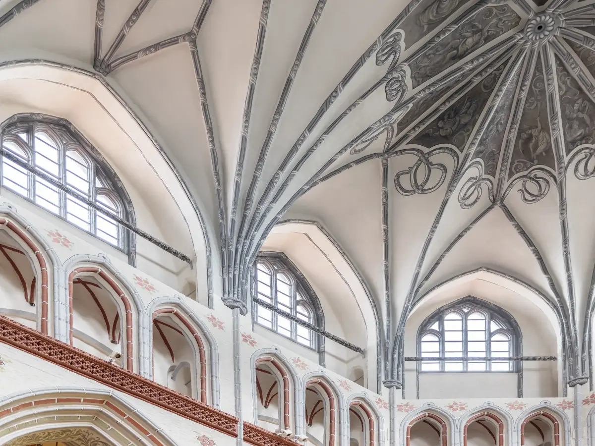 Der verzierte Deckenbereich der Kirche