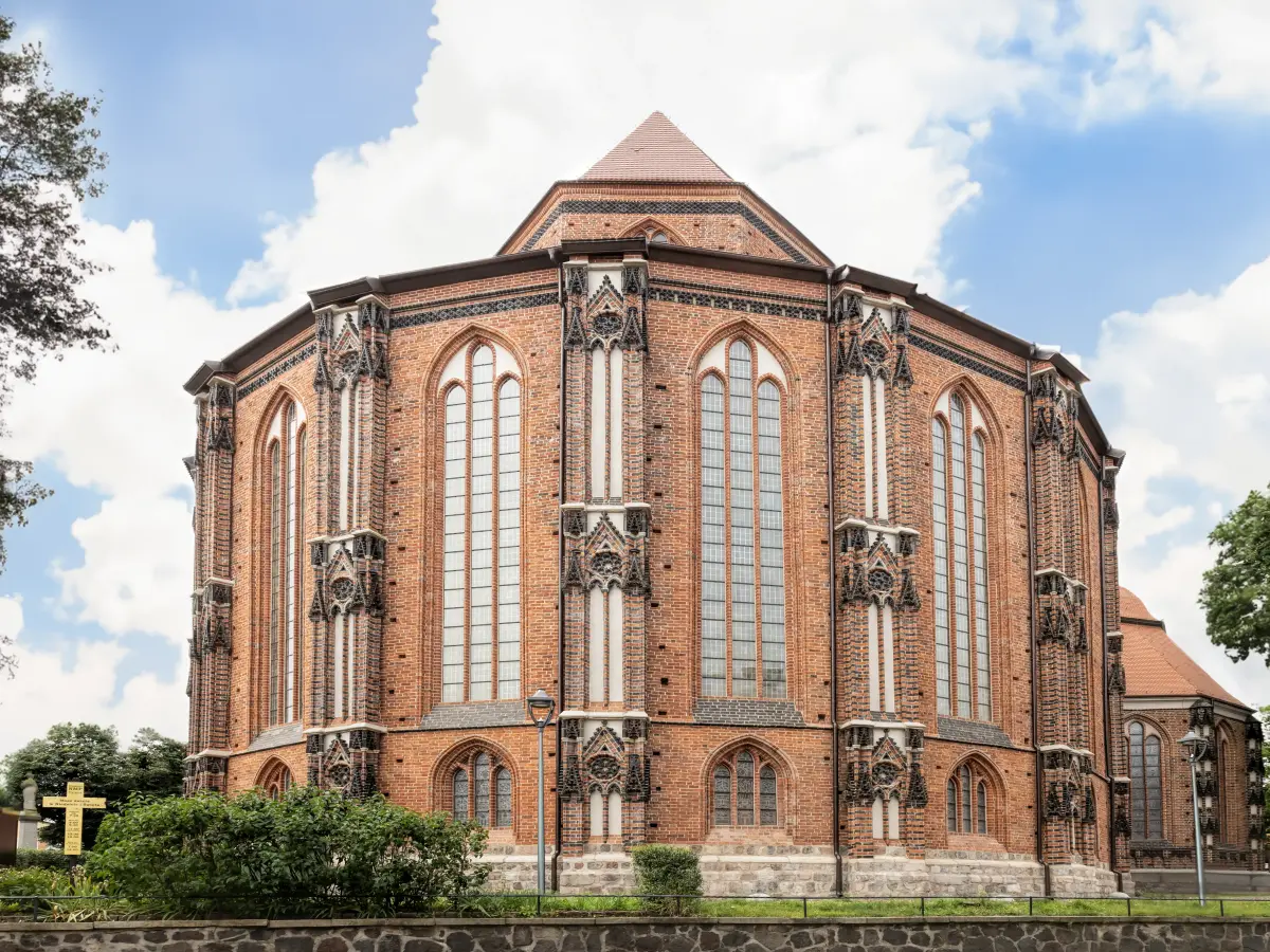 Die Kirche von außen in buntem Backstein