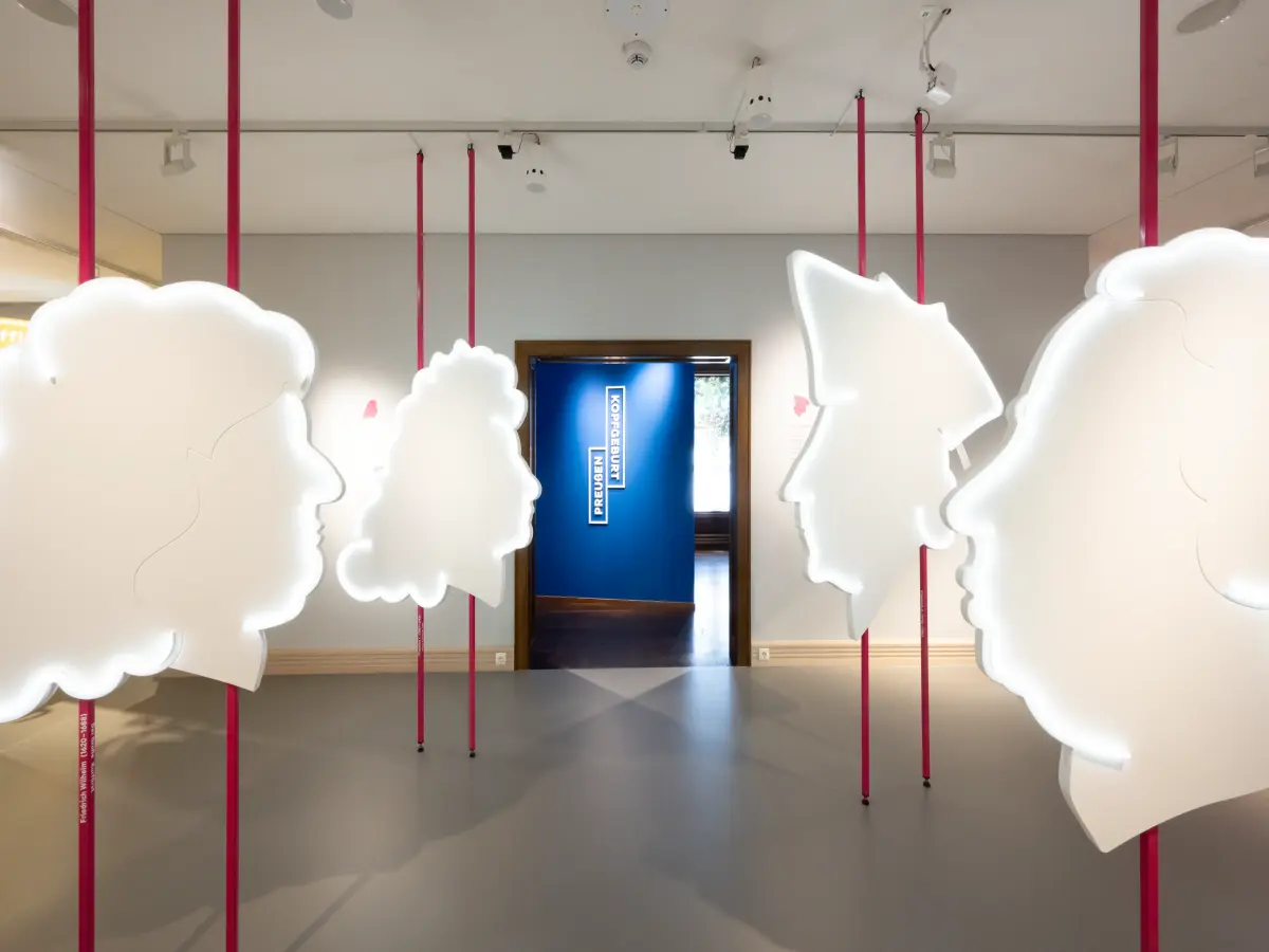 Deutet darauf hin, was sich in der Ausstellung verbirgt: die preußisch-blaue Wand im Eingangsbereich