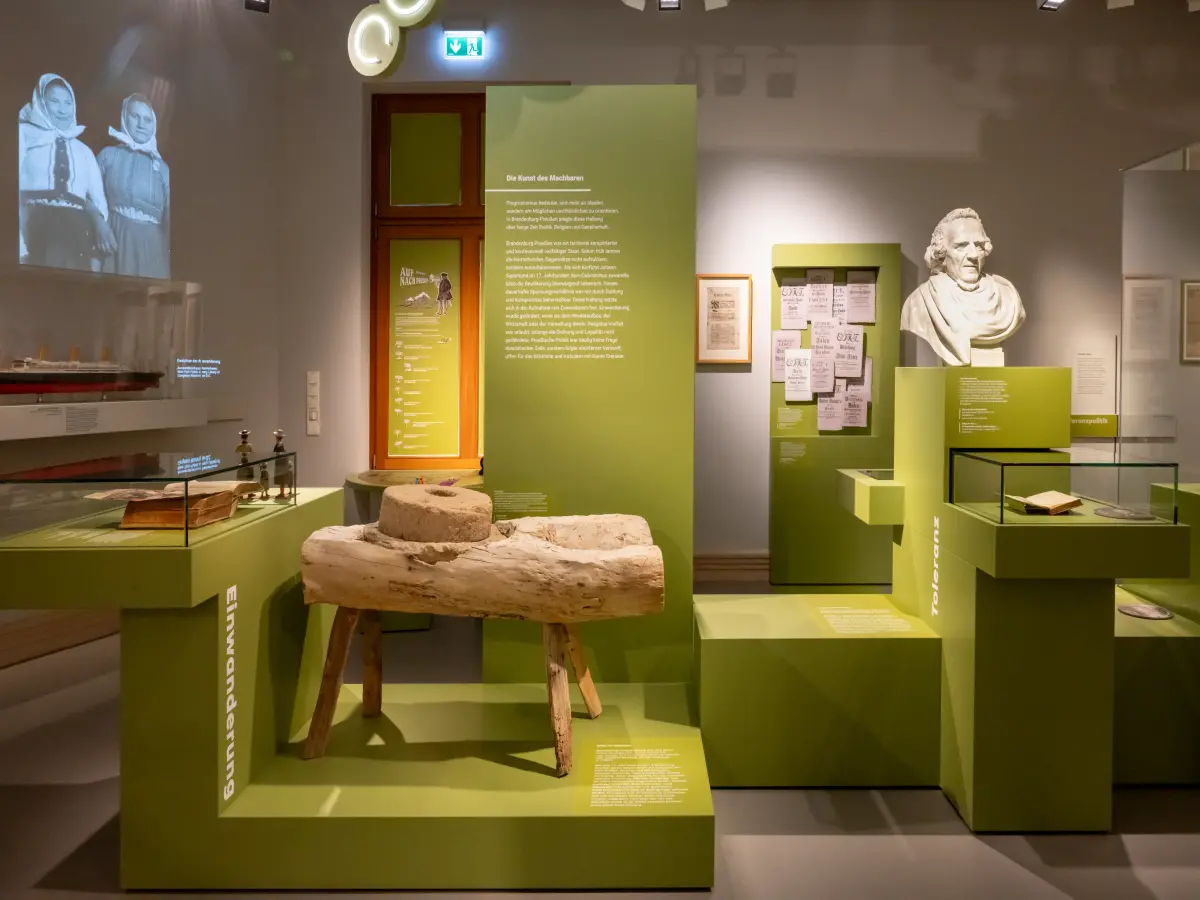 Bunte Ausstellungskuben vor ruhiger Kulisse: Die Wände sind mit Superlux 3000 in Altweiß gestaltet