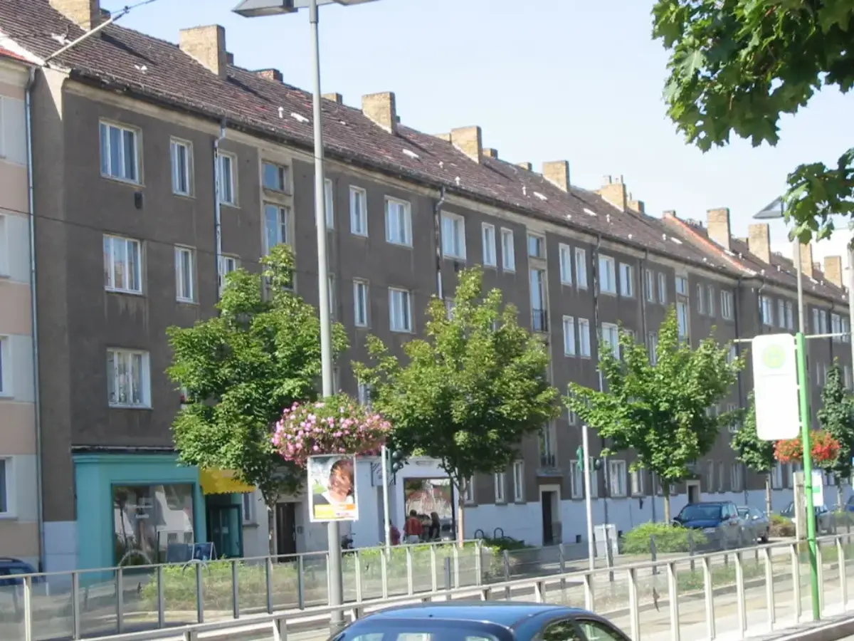 eine Gebäudefassade in Weiß und Braun