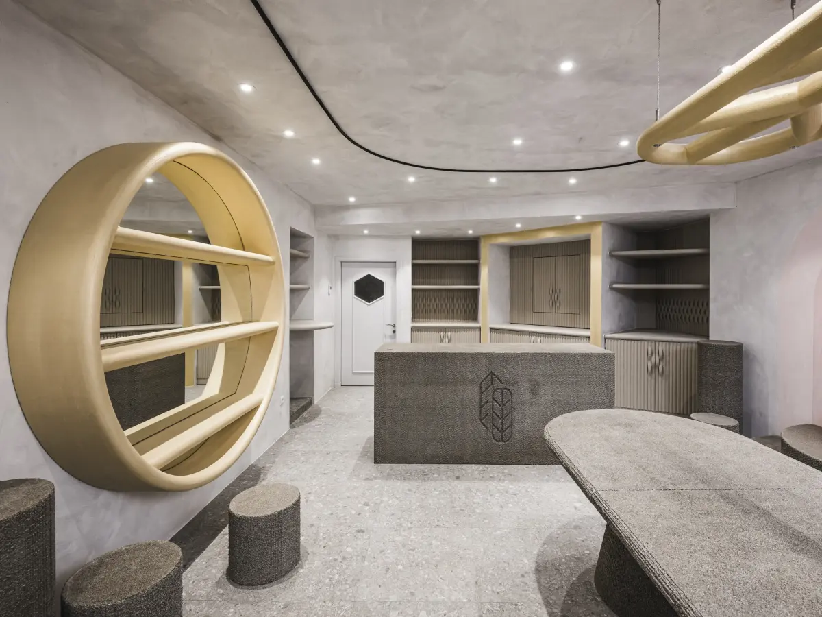 Innenbereich des Büros in Grau mit goldenen Verzierungen