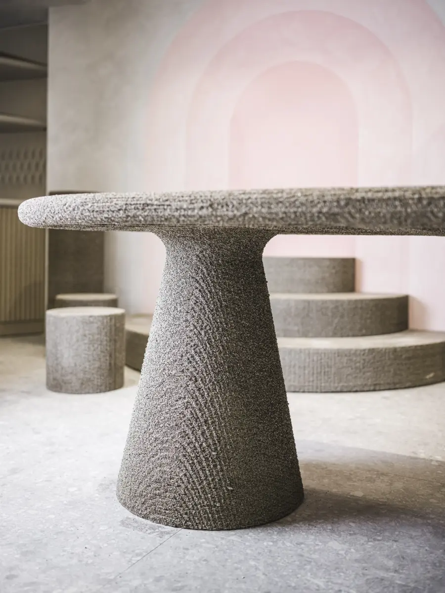 Tisch aus Beton mitten im Raum stehend