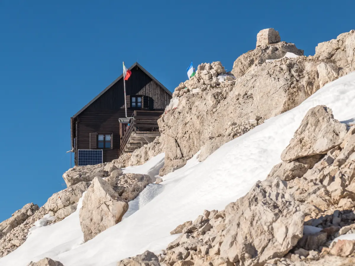 Holzhütte auf verschneiten Bergen