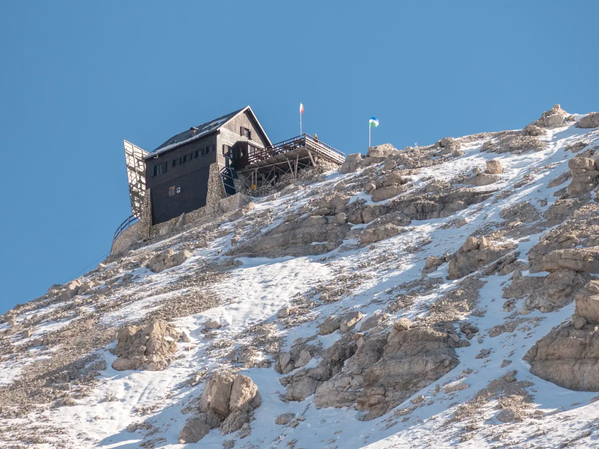 Holzhütte auf verschneiten Bergen