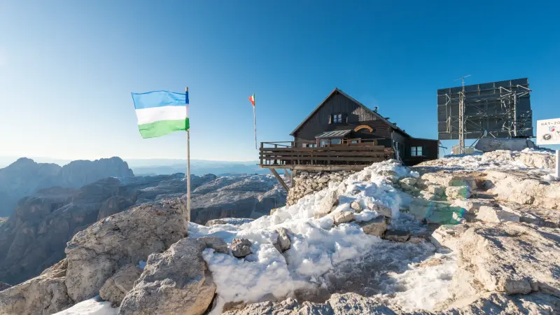 Holzhütte auf verschneiten Bergen