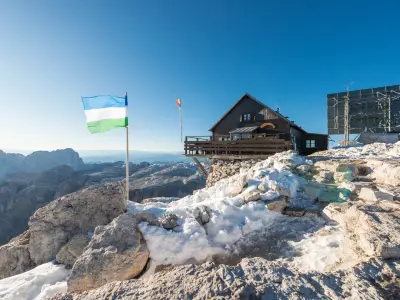 Holzhütte auf verschneiten Bergen