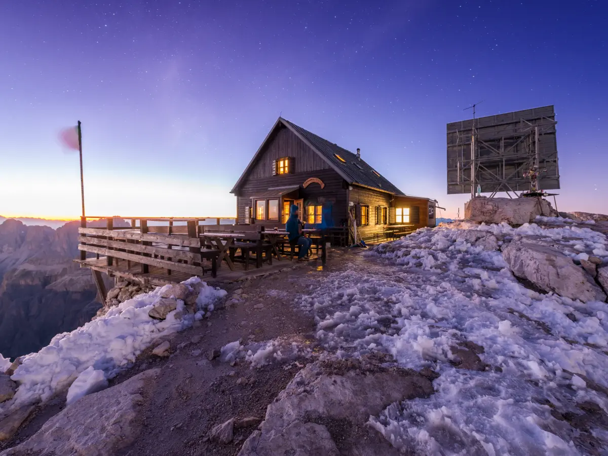 Holzhütte auf verschneiten Bergen