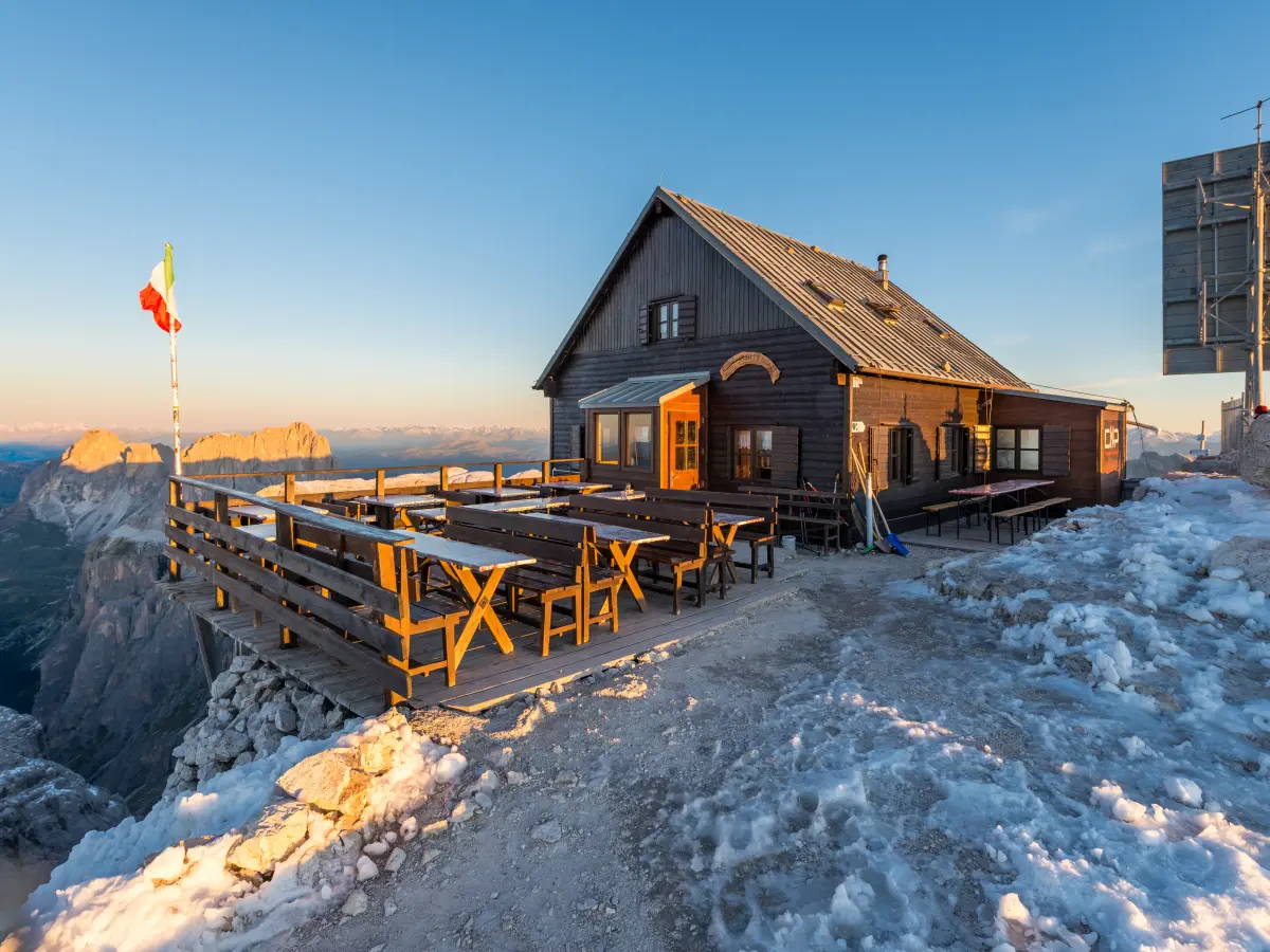 Holzhütte auf verschneiten Bergen