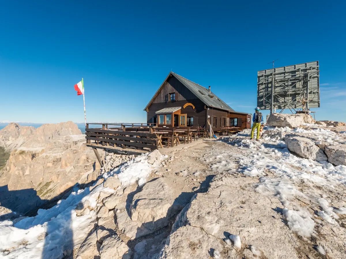 Holzhütte auf verschneiten Bergen