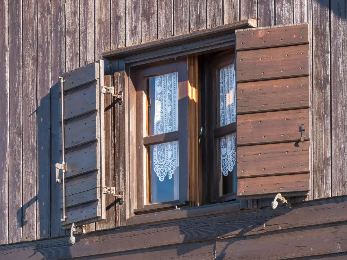 Holzhütte auf verschneiten Bergen