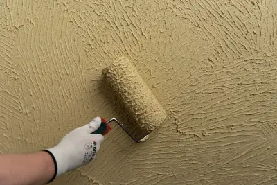 Rolle wird über eine Fassade gerollt