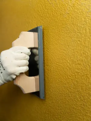 Gelbe Wand wird geglättet