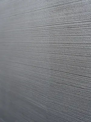 Graue Wand mit feinen Strichen