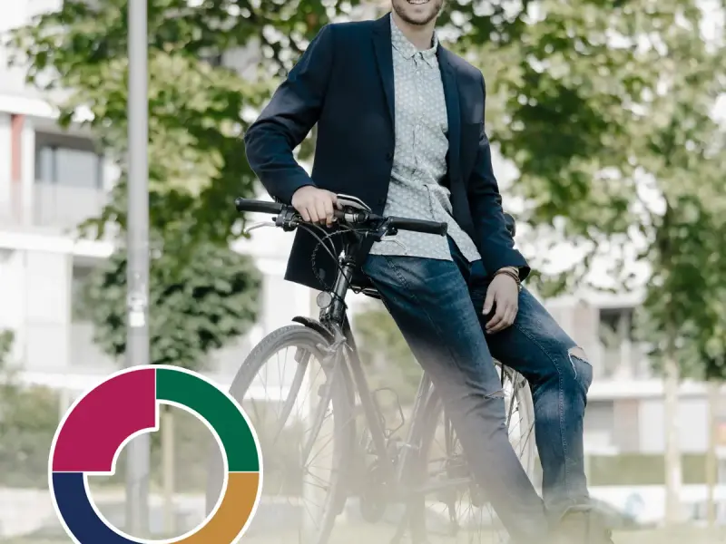 Ein junger Mann sitzt auf einem Fahrrad in begrünter Umgebung
