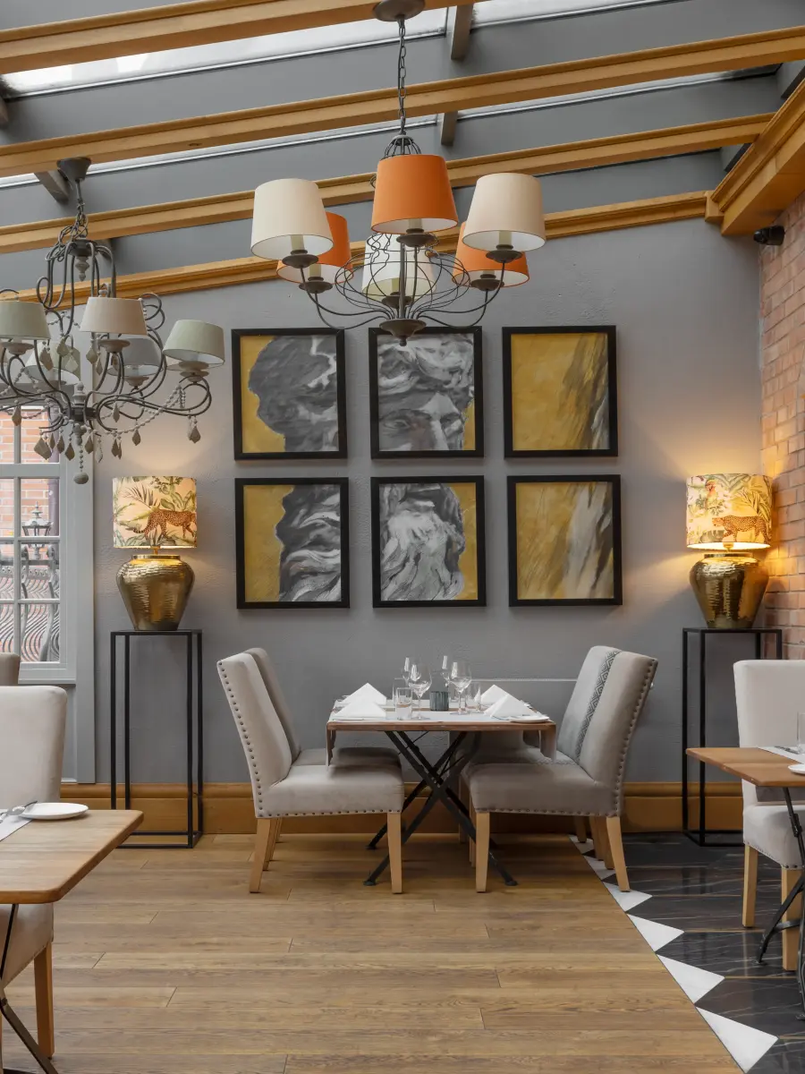 Eleganckie wnętrze restauracji z nakrytym stolikiem i dekoracyjnymi lampami.