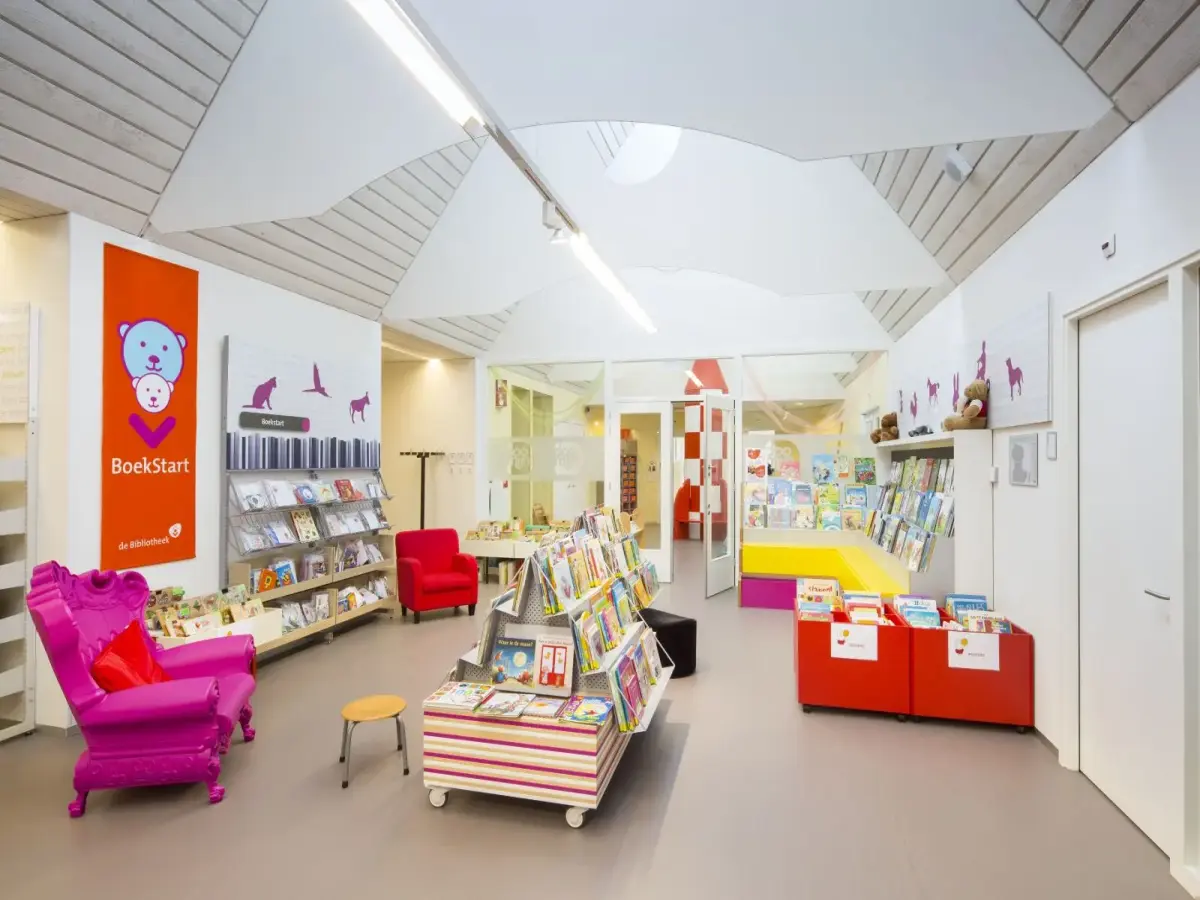 Kinderlesezimmer mit bunten Möbeln 