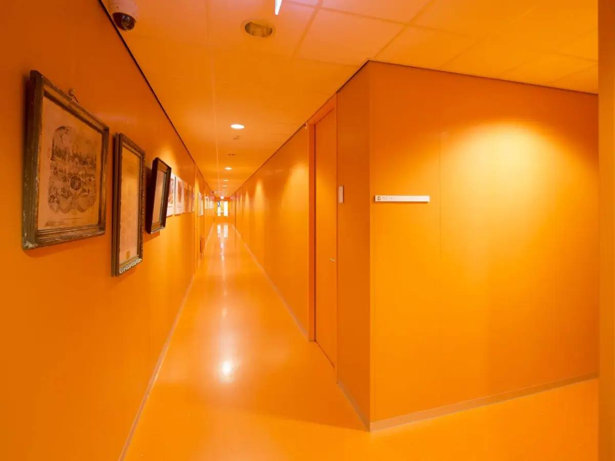 Flur mit orangenen Decken und Wänden