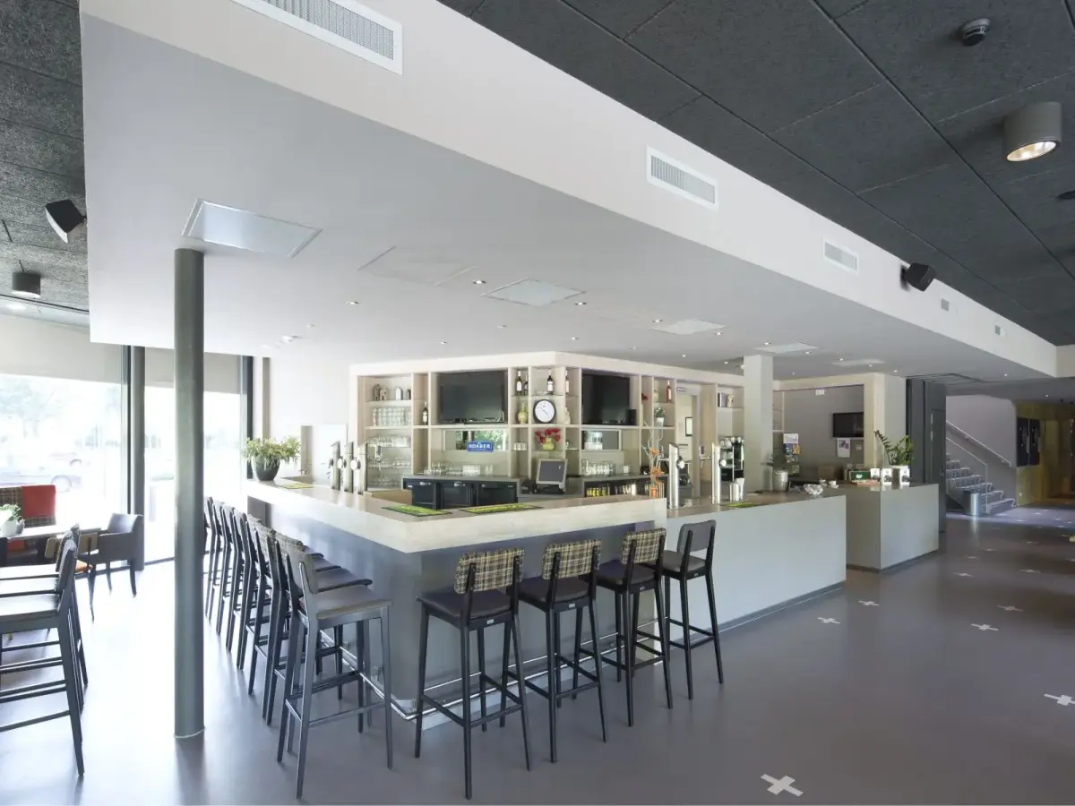 Bar-Ecke mit grauen Stühlen