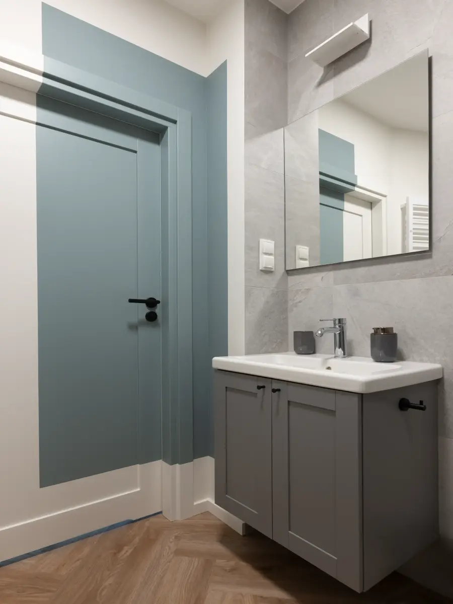 Badezimmer mit blauer Wandfarbe, die auch teilweise über die Tür gestrichen wurde