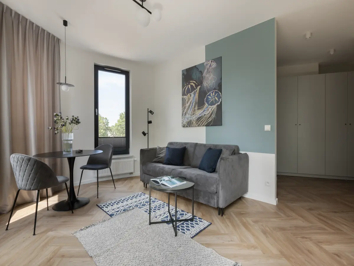 Ein Wohnzimmer mit Sofa und zwei Stühlen