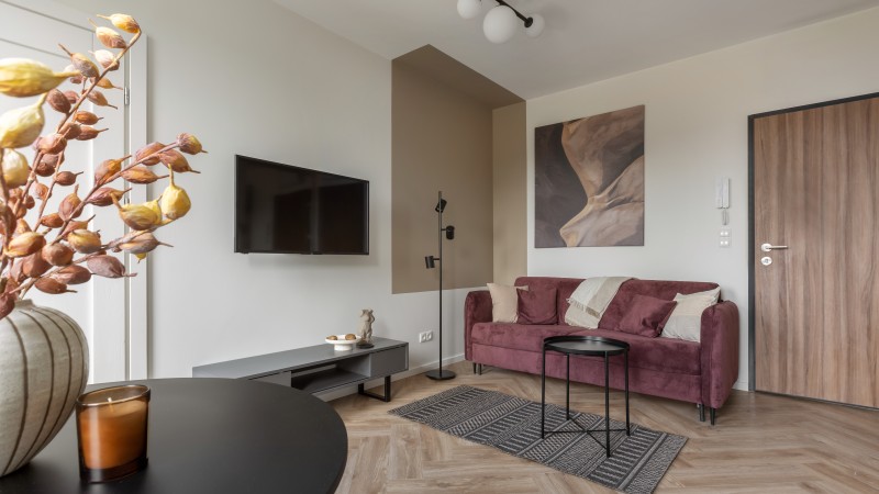 Ein Wohnzimmer, in Braun- und Erdtönen gehalten