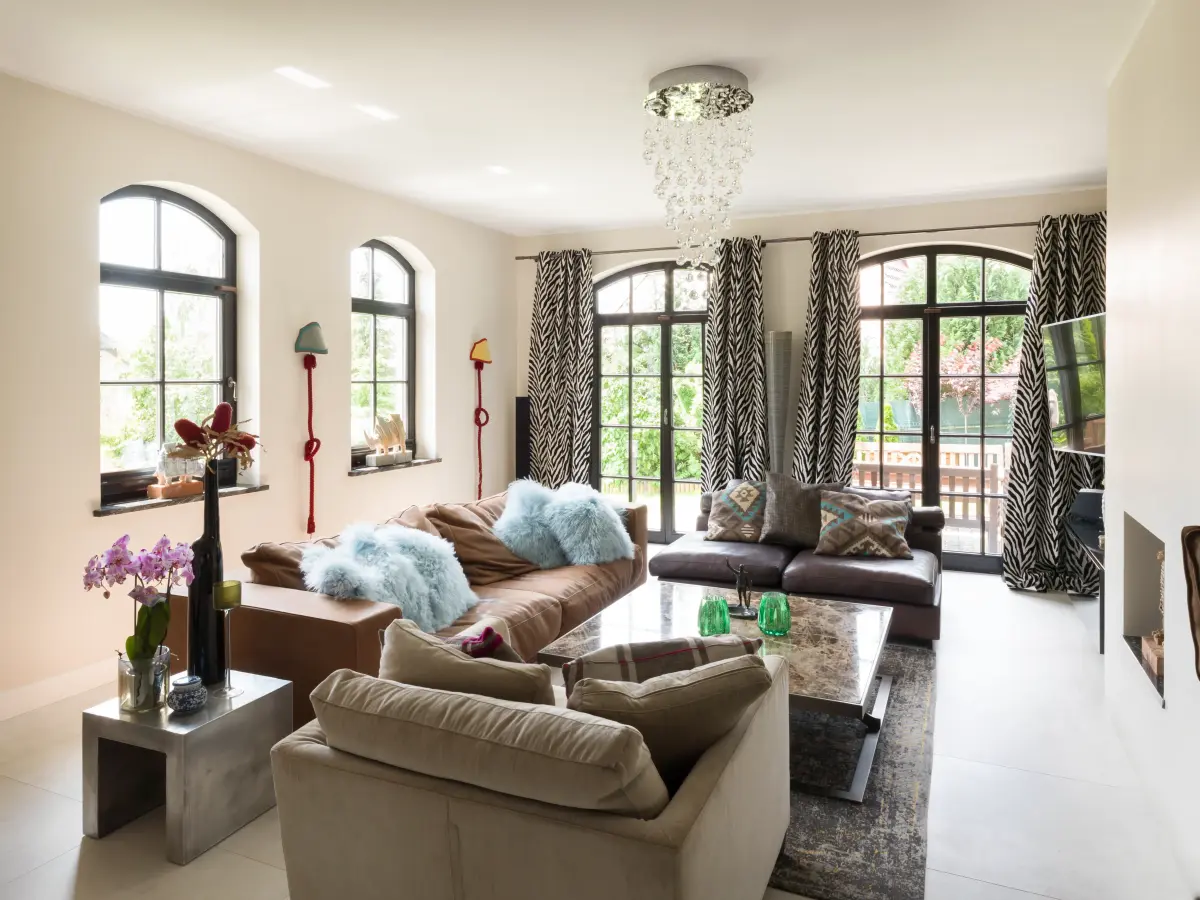 Wohnzimmersicht auf die hellen Fensterfronten