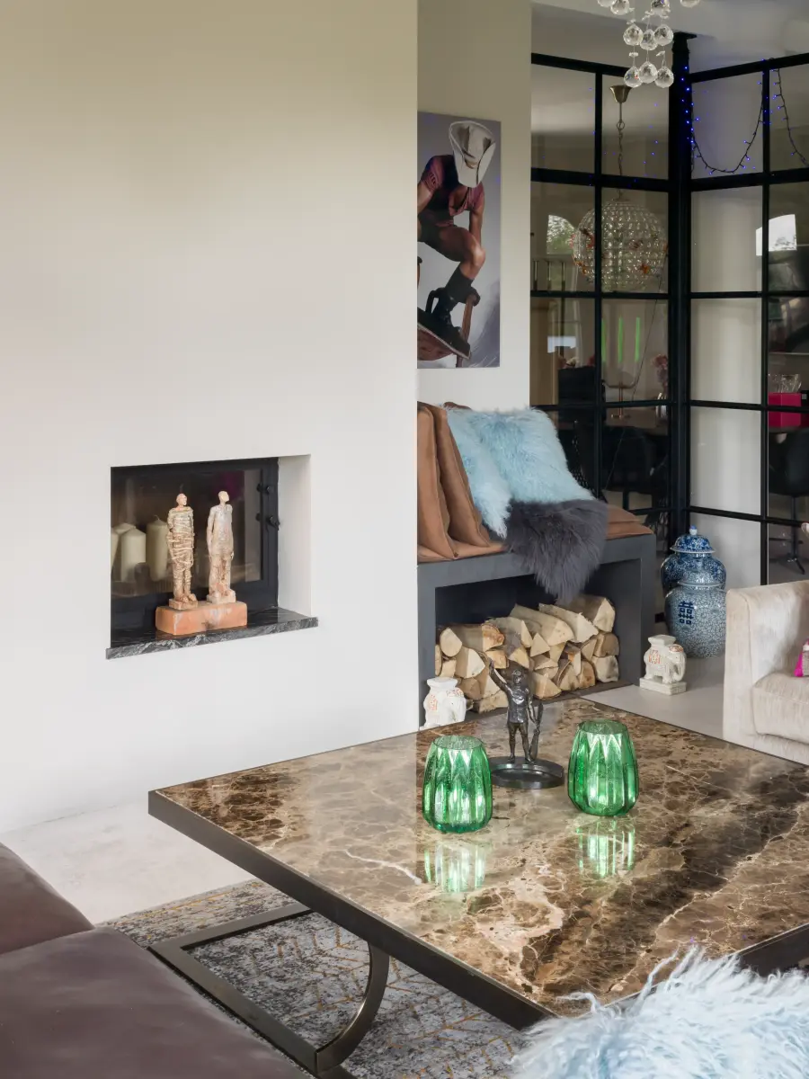 Nahaufnahme des Wohnzimmertisches mit Blick auf den in die Wand integrierte Kamin