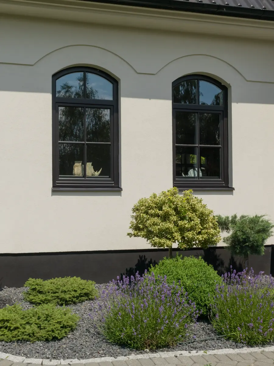 Außenansicht auf Fensterfront