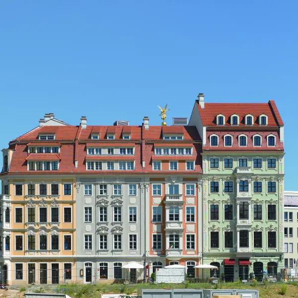 Häuserreihe mit verschiedenfarbigen Fassaden