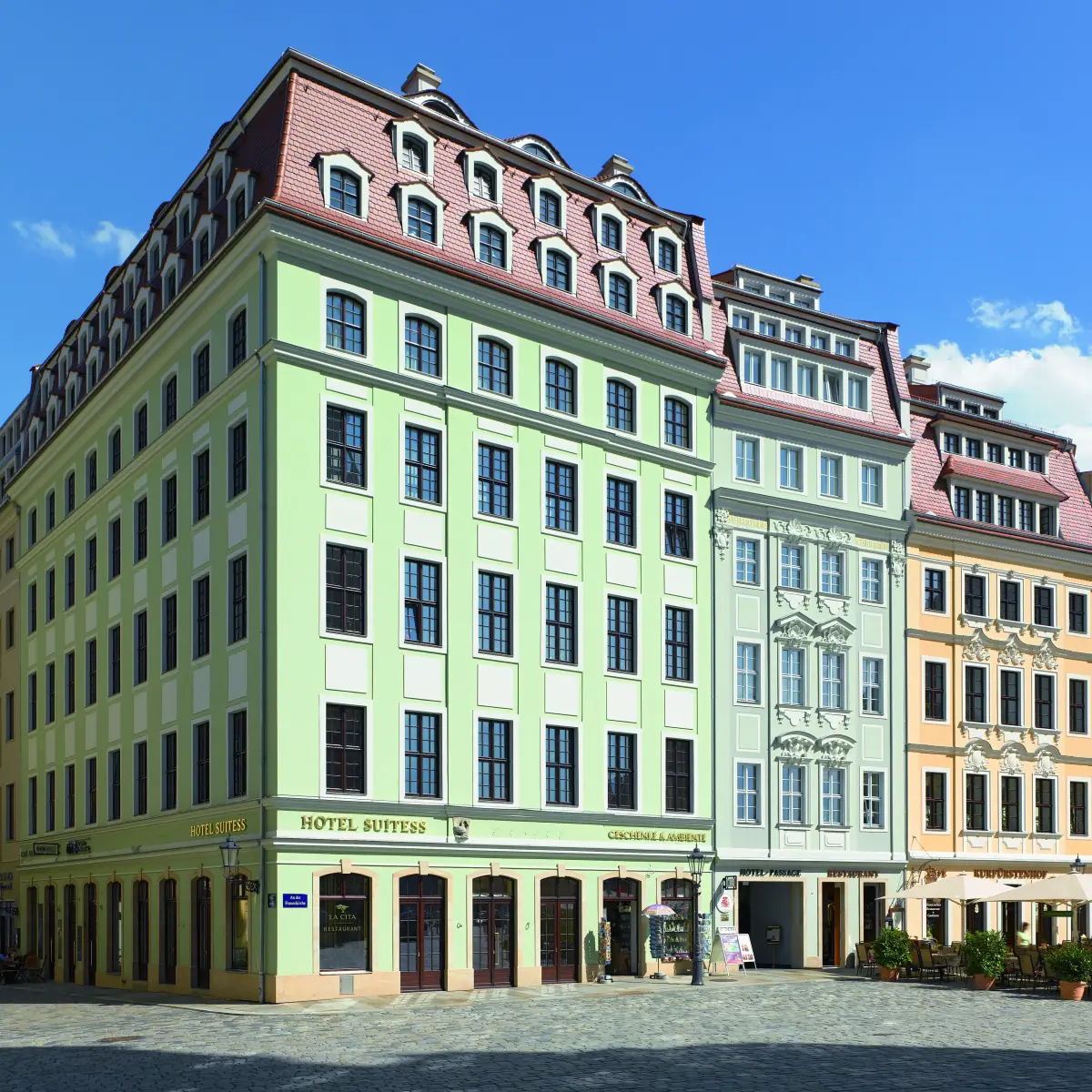 Nordfassade des Hauses Hotel Suites in pastel grün 