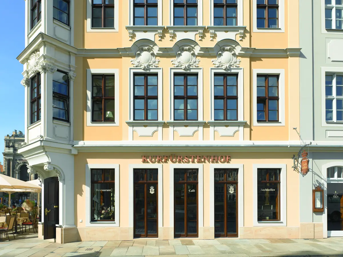 Kurfürstenhof Gastronomie gelbe Stilfassade
