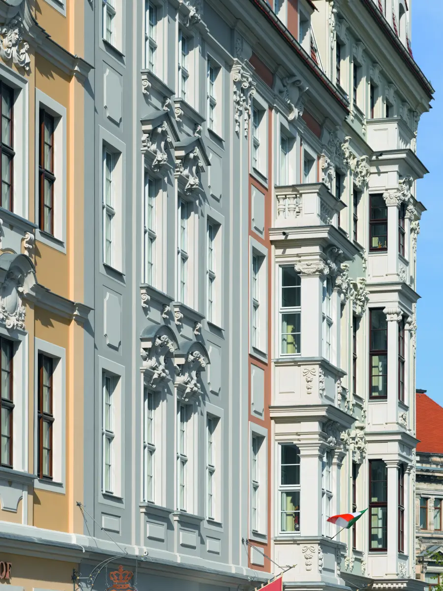 Nahaufnahme Stilfassade mit Stuck und Balkonen 