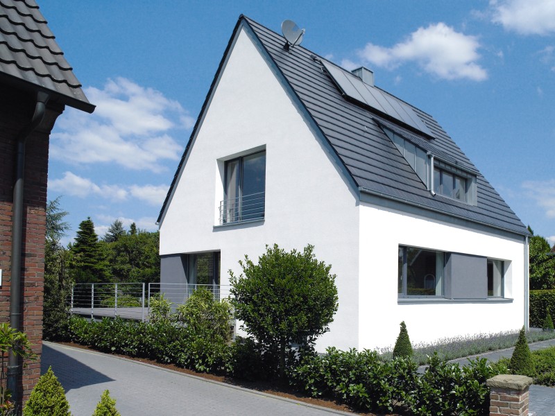 Außenansicht eines weißen Hauses