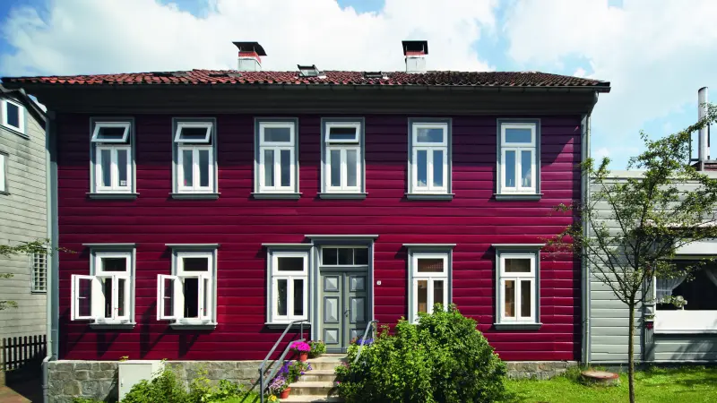 historisches Gebäude mit rot-weißem Äußeren