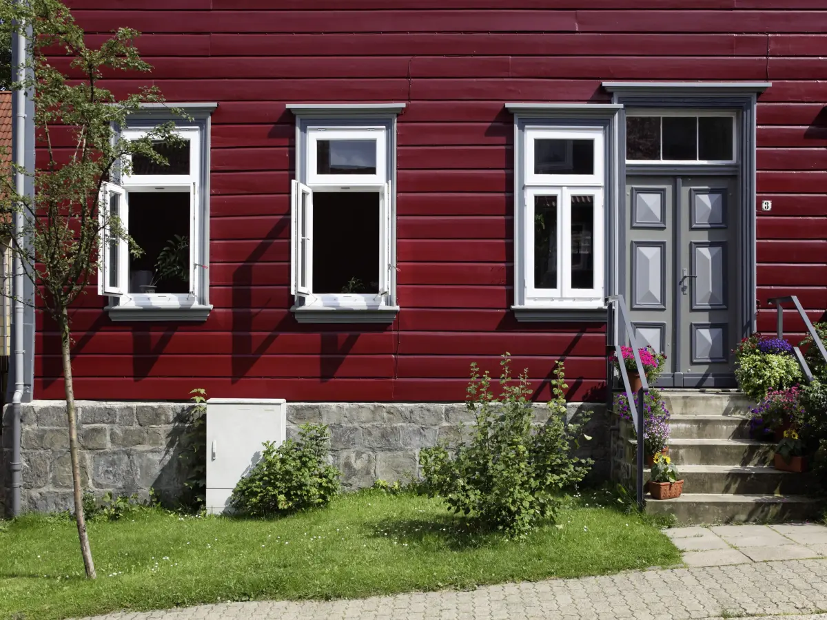 historisches Gebäude mit rot-weißem Äußeren