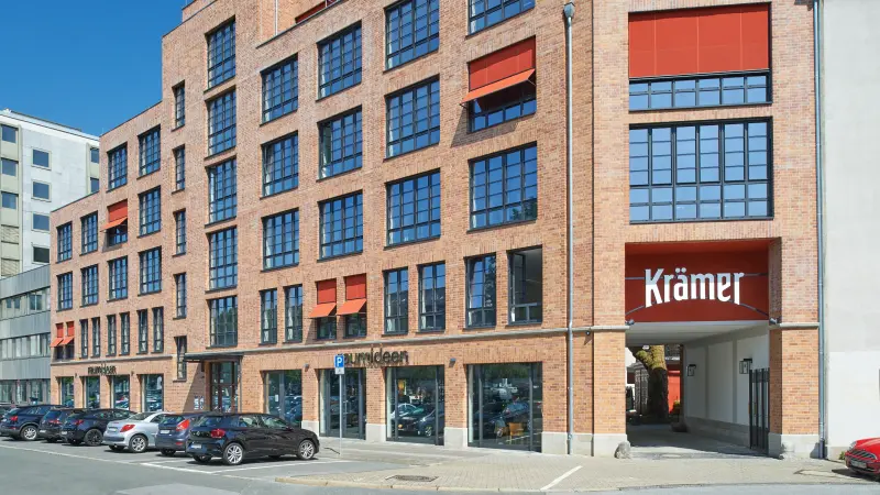 rotes Backsteingebäude mit Zufahrt zu Krämer