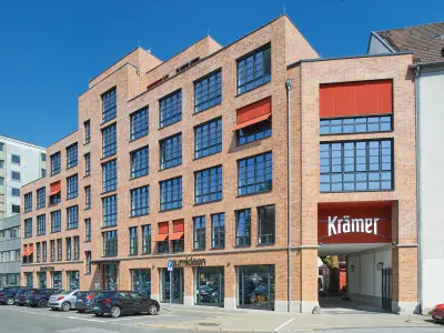 rotes Backsteingebäude mit Zufahrt zu Krämer