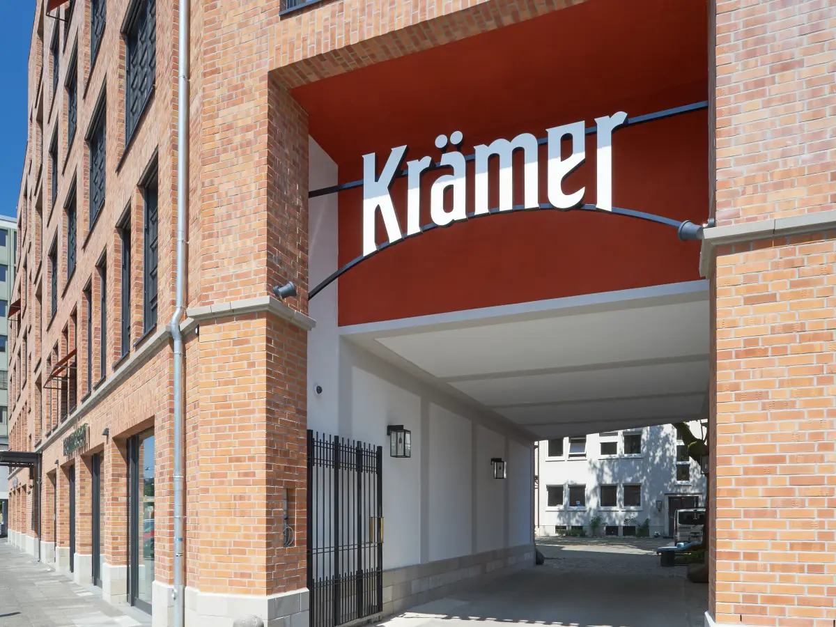 Hofeinfahrt mit Wandgestaltung Krämer