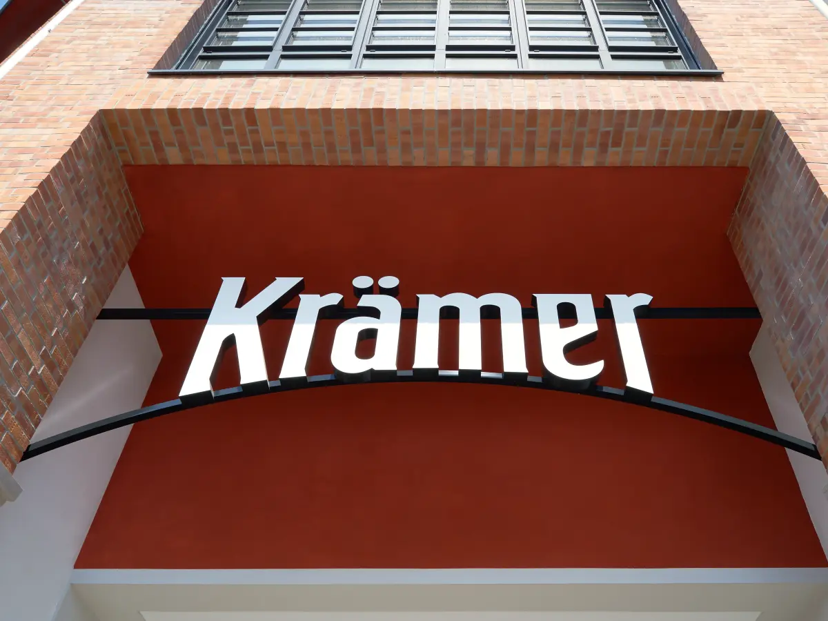 Detailansicht von dem Logo Krämer über der Zufahrt