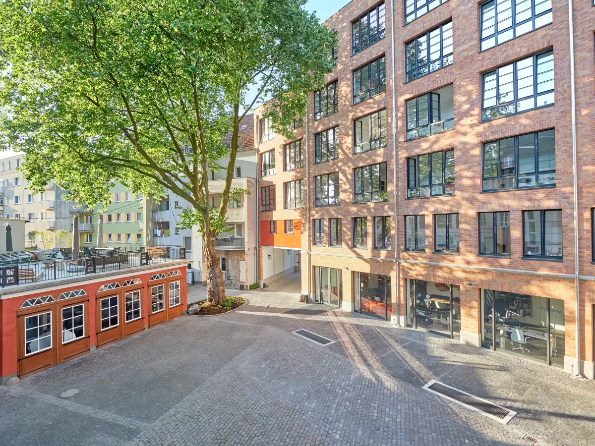 Ein Blick in den Innenhof des Gebäudekomplexes