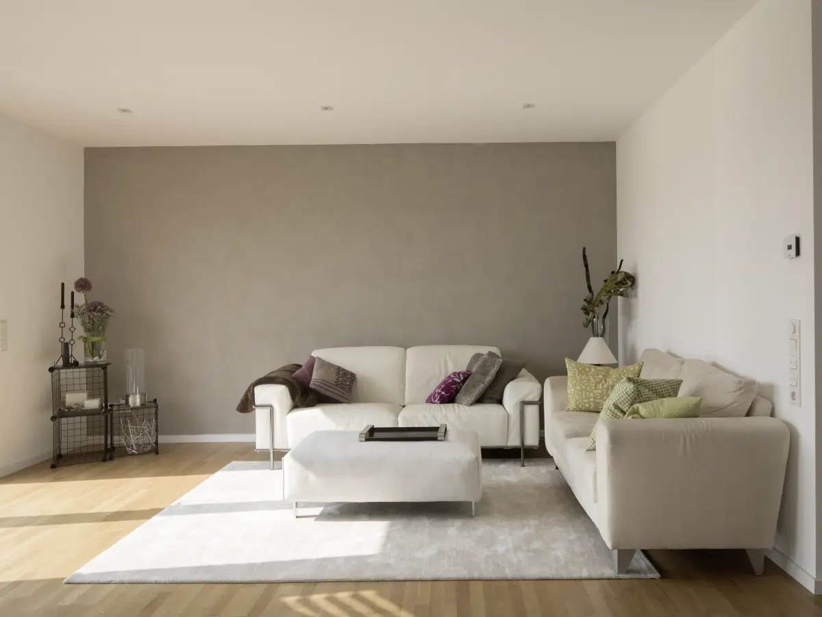 Wohnzimmer mit zwei Sofas mit Holzboden und brauner und beigen Wänden