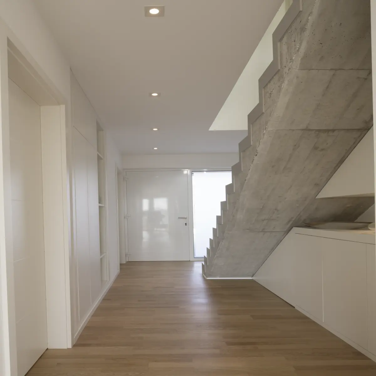 Betontreppe in weißem Eingangsbereich