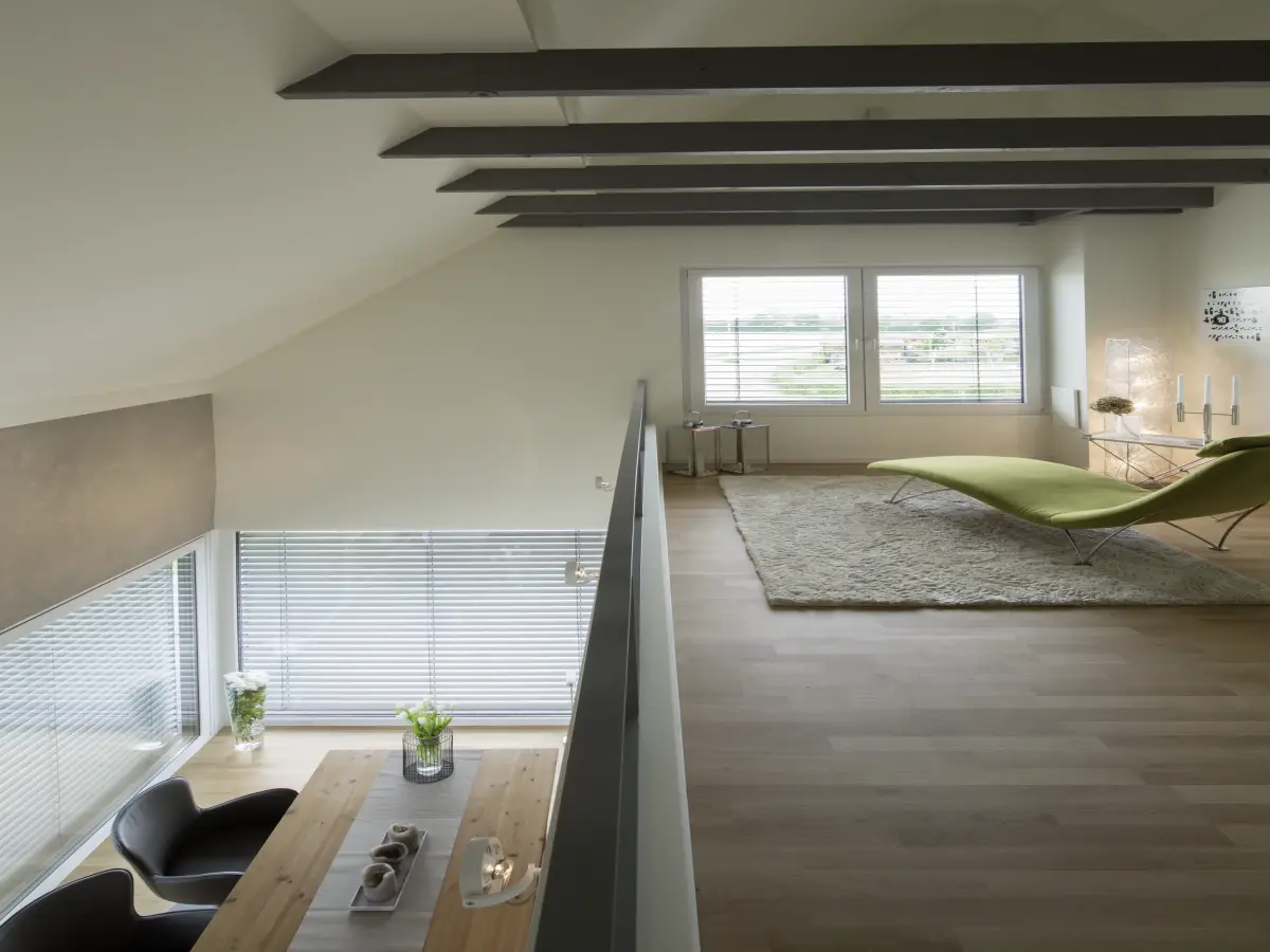 obere Etage mit Teppich und grüner Liegestuhl