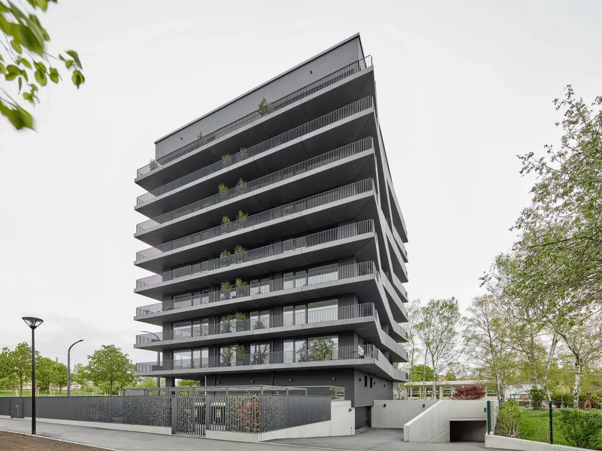Ein schwarz-weißes Hochhaus