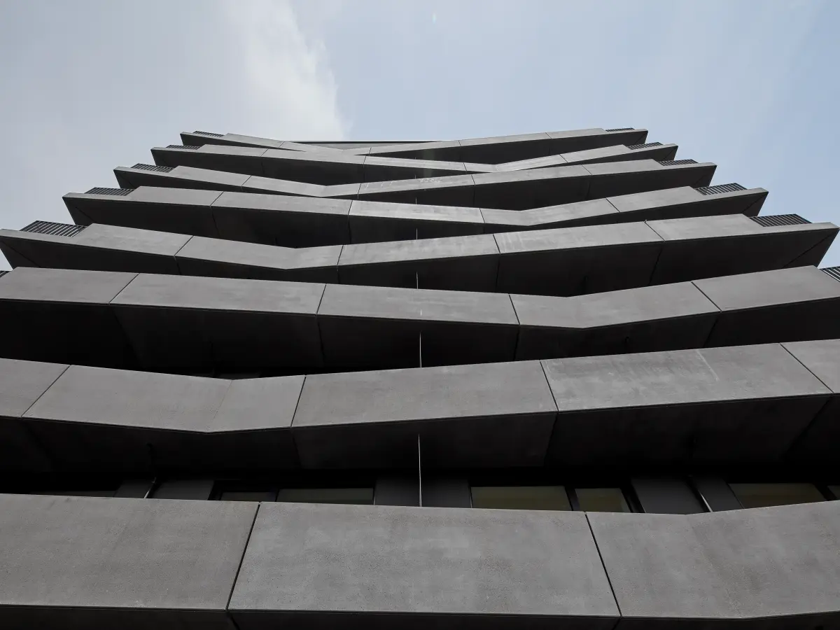 Ein schwarz-weißes Hochhaus