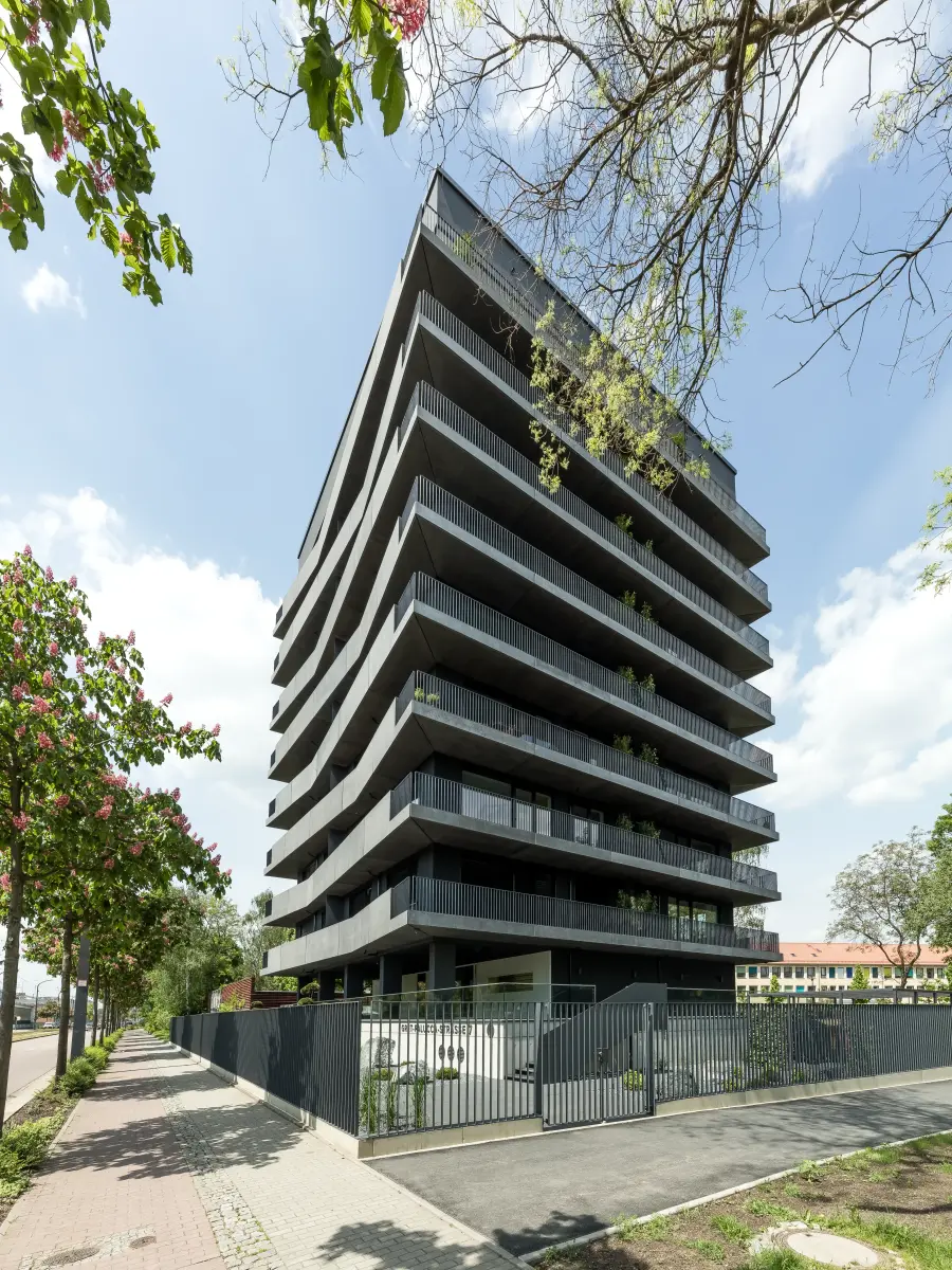 Ein schwarz-weißes Hochhaus