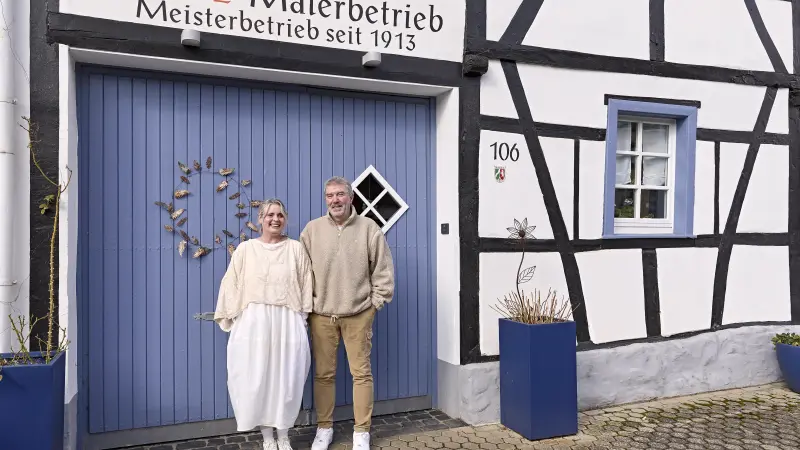 Katharina und Roland vor ihrem Haus