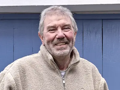 Roland vor dem Haus