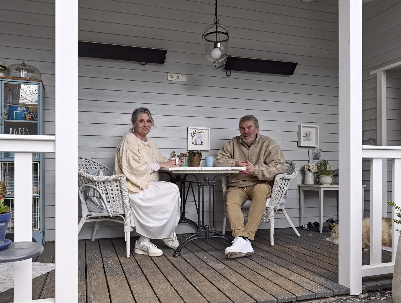 Katharina und Roland sitzen auf der Veranda